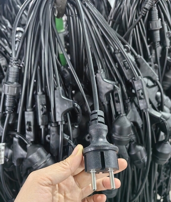 El conjunto de bombillas suspendidas al aire libre de 100m de cable IP65 resistente al agua con soportes ajustables de 200pcs