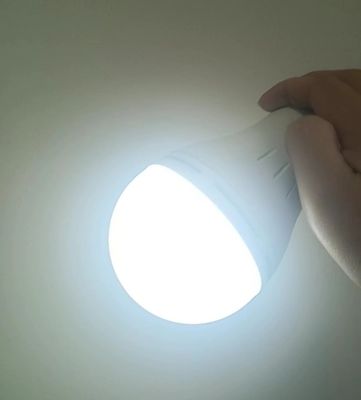 Batería recargable de iones de litio bombilla LED 12W E27 B22 para uso sanitario y de emergencia