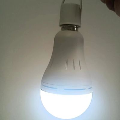 Batería recargable de iones de litio bombilla LED 12W E27 B22 para uso sanitario y de emergencia